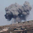 Una fotografía tomada en la región libanesa meridional de Marjayoun muestra humo elevándose tras un ataque aéreo israelí