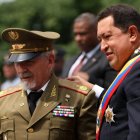 Ramiro Valdés y Hugo Chávez, ambos ahora fallecidos, en 2009.