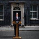 El primer ministro británico, Keir Starmer, hace una declaración sobre su futuro frente al número 10 de Downing Street la mañana del 22 de junio de 2026, en Londres. Según informan los medios de comunicación británicos, el primer ministro Keir Starmer, que se encuentra en una situación delicada, dará a conocer sus planes para dimitir este lunes, el mismo día en que se espera que su probable sucesor preste juramento como diputado.