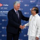 El presidente de Colombia, Gustavo Petro (derecha), es recibido por el dictador de Cuba, Miguel Díaz-Canel (Archivo)