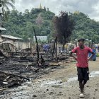 Un hombre camina junto a las ruinas de un edificio tras un ataque aéreo (Archivo)