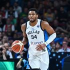 34. Giannis Antetokounmpo, de Grecia, durante el partido por el tercer puesto del EuroBasket 2025 de la FIBA, disputado entre Grecia y Finlandia en el Xiaomi Arena el 14 de septiembre de 2025 en Riga, Letonia.