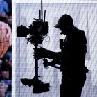La silueta de un operador de cámara se recorta contra la pantalla del escenario durante la primera ronda de la 78.ª edición del draft anual de la NBA, celebrado en el Barclays Center de Brooklyn el 26 de junio de 2024.