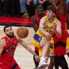 TORONTO, ON, CANADA - December 07, 2022: Austin Reaves #15 of LA Lakers throws the ball to a partner during the Toronto Raptors vs LA Lakers NBA regular season game at Toronto, Ontario, Canadá - 7 de diciembre de 2022: Austin Reaves, número 15 de los Lakers de Los Ángeles, pasa el balón a un compañero durante el partido de la temporada regular de la NBA entre los Toronto Raptors y los Lakers de Los Ángeles, celebrado en el Scotiabank Arena de Toronto.