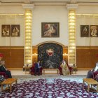 El secretario de Estado de EE. UU., Marco Rubio (izquierda), se reúne con el rey de Baréin, Hamad bin Isa al-Khalifa, durante su visita a Oriente Medio para debatir el acuerdo provisional entre EE. UU. e Irán con los aliados árabes del Golfo y para asistir a una reunión de los Estados miembros del Consejo de Cooperación del Golfo (CCG), celebrada en el Palacio de Al-Sakhir, cerca de Zallaq, el 25 de junio de 2026. El máximo representante diplomático de EE. UU., Marco Rubio, se encontraba en Baréin el 25 de junio, tras prometer a los aliados del Golfo que Washington protegería sus intereses mientras se busca alcanzar un acuerdo definitivo para poner fin a la guerra con Irán. Rubio se encuentra realizando una gira por la región para tranquilizar a los Estados del Golfo, que fueron blanco de los misiles y drones de Teherán durante el conflicto y vieron cómo sus cruciales envíos de petróleo y gas quedaban prácticamente interrumpidos por el bloqueo iraní del estrecho de Ormuz.