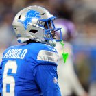 El cornerback Terrion Arnold (6) de los Detroit Lions