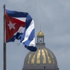 La bandera cubana ondea en el Malecón de La Habana, con el Capitolio al fondo (Files)