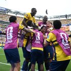 Gonzalo Plata celebra con sus compañeros el segundo gol de su equipo