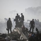 Los voluntarios en Venezuela hacen todo lo posible por rescatar personas entre los escombros