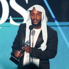Kendrick Lamar con uno de los premios BET