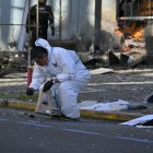 Policía trabaja fuera del edificio del Ministerio de Agricultura, donde se realizó una explosión controlada de una bomba