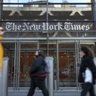 Personas pasando frente a la redacción de The New York Times en Nueva York