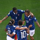 Kylian Mbappé, número 10, celebra el tercer gol de su equipo junto a Ousmane Dembélé, número 7, y Bradley Barcola
