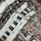 Imagen de un edificio derrumbado por los terremotos