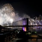 Los fuegos artificiales iluminan el puente de Brooklyn durante la celebración de los fuegos artificiales de Macy's con motivo del 4 de julio en la ciudad de Nueva York, el 4 de julio de 2026. (Foto de Leonardo MUNOZ / AFP)