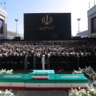 Esta fotografía, facilitada por la oficina del líder supremo iraní (Khamenei.IR), muestra a varios responsables iraníes rezando junto a los ataúdes del líder supremo fallecido, el ayatolá Alí Jamenei, y de los miembros de su familia en la Gran Mosalla, durante el segundo día de las ceremonias fúnebres celebradas en Teherán el 5 de julio de 2026. El 5 de julio se celebraron oraciones ante el féretro del difunto líder supremo de Irán, Ali Jamenei, en el segundo día de las ceremonias fúnebres que han atraído a multitudes que han acudido a Teherán para presentar sus últimos respetos. Jamenei gobernó la República Islámica desde 1989 hasta que fue asesinado a los 86 años en un ataque aéreo el primer día de la guerra entre Estados Unidos, Israel e Irán, el 28 de febrero.