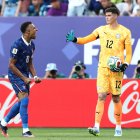 El delantero francés Kylian Mbappé, ignora el saludo del portero paraguayo, Orlando Gill