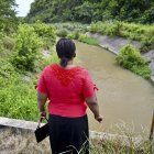 Una señora residente de Nueva Prosperina, donde se ubica el Canal de la Muerte