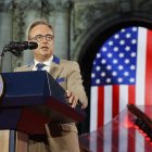 Bart De Wever aparece en la foto dando un discurso durante la celebración del 250 aniversario de la independencia de Estados Unidos
