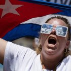 Una mujer pide por la libertad de Cuba durante una protesta en 2021 (Archivo)
