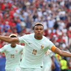 Kylian Mbappé, número 10, celebra el primer gol de su equipo durante el partido de cuartos de final