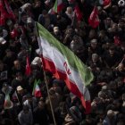 Partidarios del gobierno participan en el funeral del difunto líder supremo de Irán