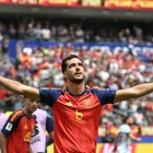 Mikel Merino celebra el tanto del triunfo ante Bélgica