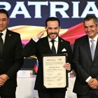 Abelardo de la Espriella (C), acompañado por el magistrado del Consejo Nacional Electoral (CNE), Alfonso Campo (D), y el presidente del CNE, Cristian Quiroz (I)