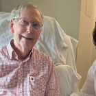 El senador Mitch McConnell junto a su esposa, Elaine Chao.