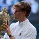 El italiano Jannik Sinner posa con el trofeo