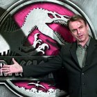 (ARCHIVO) El actor Sam Neill posa durante una rueda de prensa sobre la película «Jurassic Park III» en un hotel de Tokio el 26 de julio de 2001. Sam Neill, protagonista de «Jurassic Park», falleció en Australia el 13 de julio de 2026 a los 78 años, según un comunicado de su familia en el que se describió su muerte como «repentina e inesperada».