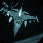 Un avión F-16 Fighting Falcon de la Fuerza Aérea de EEUU se aproxima a un avión KC-135 Stratotanker de la Fuerza Aérea de EEUU para repostar en la zona de responsabilidad del Mando Central de EEUU el 5 de junio de 2026. (Fotografía de la Fuerza Aérea de EEUU realizada por la aviadora superior Adriana Jordan-Alcaniz)