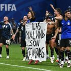 Los jugadores argentinos sostienen una pancarta en la que se lee «Las Malvinas (Islas Falkland) son argentinas», tras ganar el partido de semifinales del Mundial de fútbol de 2026 entre Inglaterra y Argentina, disputado en el Estadio de Atlanta, en Atlanta, el 15 de julio de 2026.
