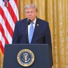 Donald Trump, se dirige a la nación desde el Salón Este de la Casa Blanca en Washington,