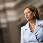 Darline Graham Nordone, hermana de Lindsey Graham, observa durante su juramento ceremonial como senadora de los Estados Unidos, el 14 de julio de 2026.