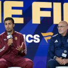 El centrocampista español n.º 16, Rodri (izquierda), habla con los aficionados junto al seleccionador Luis de la Fuente en el Javits Center de Nueva York el 17 de julio de 2026, dos días antes de la final del Mundial de fútbol de 2026 entre España y Argentina.