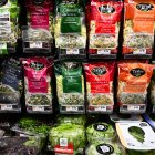 Ensaladas de Taylor Farms en un supermercado Sprouts Farmers Market en Redondo Beach, California.