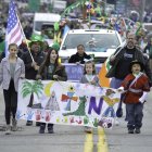 Imagen de hispanos con un cartel de 'latinx'