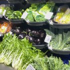 Un supermercado con productos verdes refrigerados (Archivos)