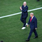 Donald Trump y Gianni Infantino saltan a la cancha durante la final del Mundial en Nueva Jersey, este domingo 19 de julio.