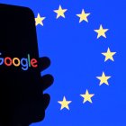 Logo de Google frente a la bandera de la UE