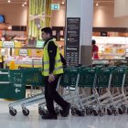 Trabajador en un supermercado (Imagen)