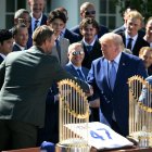 Donald Trump, le da la mano al lanzador retirado de los Dodgers de Los Ángeles, Clayton Kershaw