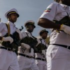 Miembros de la Guardia Costera de Somalilandia desfilan en el 35.º Día de la Independencia