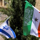 Banderas de Somalilandia ondean junto a banderas israelíes en una calle del oeste de Jerusalén.