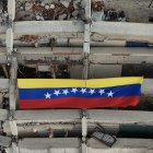 Una bandera venezolana sobre los escombros del terremoto (Archivo)