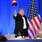 El presidente Trump lanza su gorra "Trump 2028" durante la Cena de la Asociación de Corresponsales de la Casa Blanca 2026