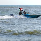Miembros de la Guardia Costera yemení afiliada al grupo hutí patrullan en el Mar Rojo