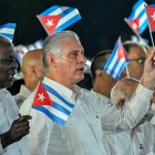 Miguel Díaz-Canel (derecha), y el presidente del Parlamento, Esteban Lazo, ondean banderas de papel durante la celebración del 73.º aniversario del asalto guerrillero al Cuartel Moncada