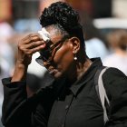 Una mujer se limpia la cara del sudor durante una ola de calor (Archivo)